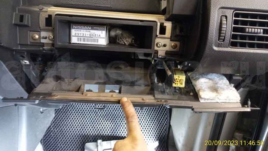Снятие накладки бардачка пассажира на Nissan X-Trail 2005