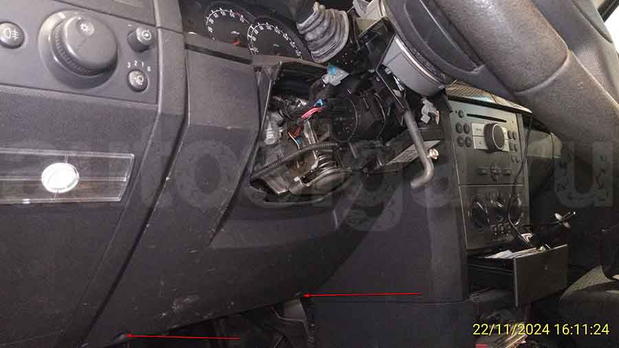 Опель Мерива 2008: разбор салона, снятие нижней накладки Opel Meriva 2008: разбор салона, снятие нижней накладки