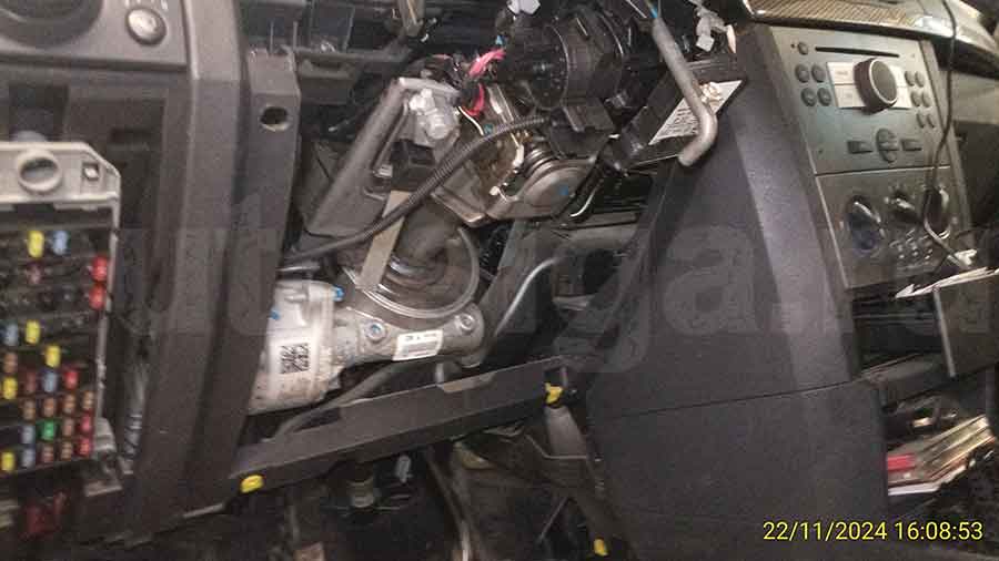 Опель Мерива 2008: разбор салона, нижняя накладка снята Opel Meriva 2008: разбор салона, нижняя накладка снята