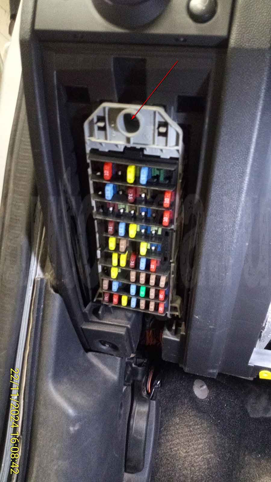 Опель Мерива 2008: разбор салона, крепление блока предохранителей Opel Meriva 2008: разбор салона, крепление блока предохранителей