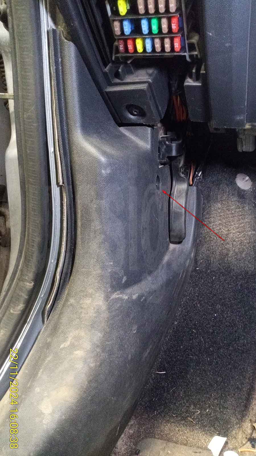 Опель Мерива 2008: разбор салона, крепление накладки кик-панели Opel Meriva 2008: разбор салона, крепление накладки кик-панели