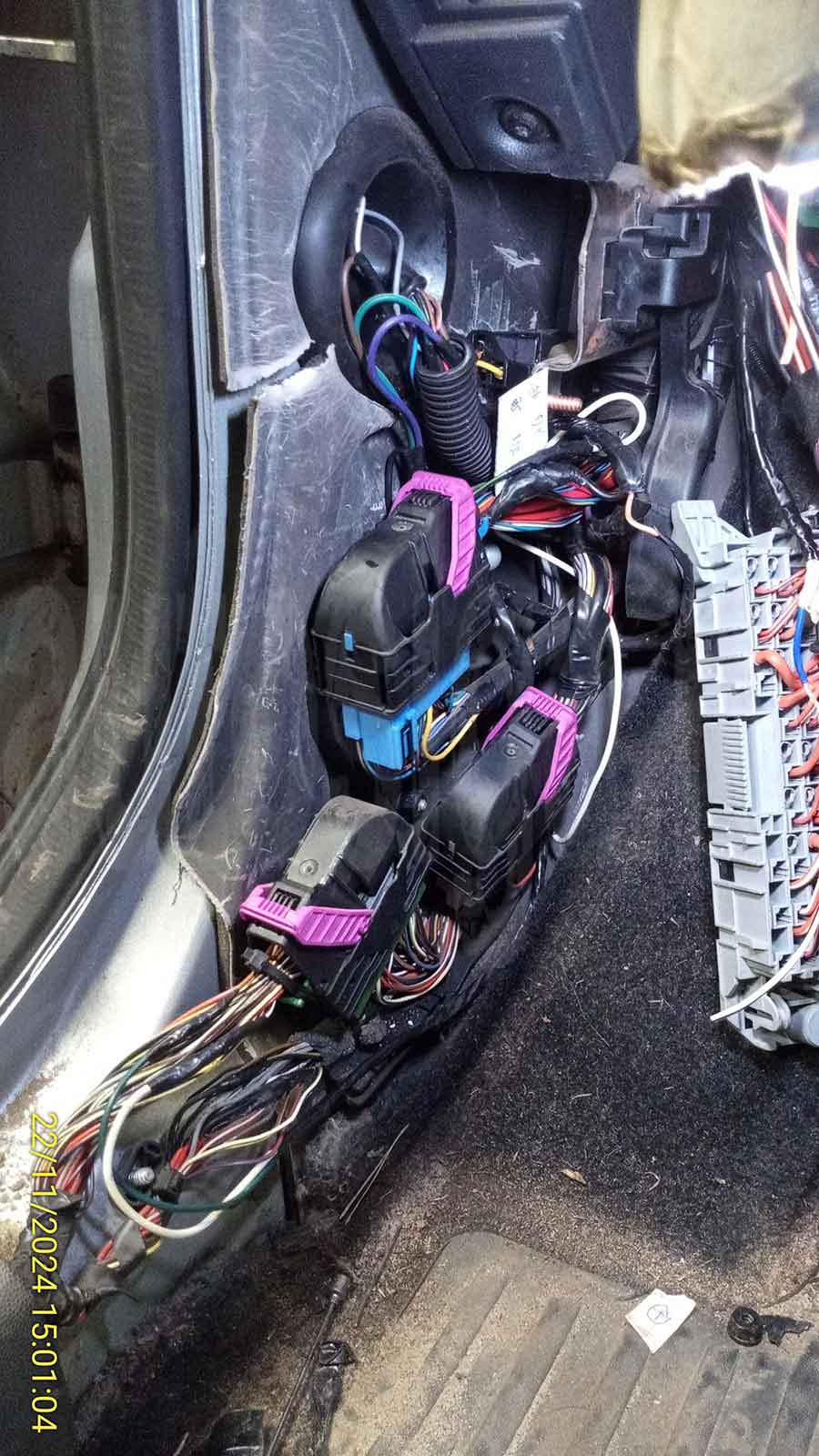 Опель Мерива 2008: разбор салона, разъёмы кик-панели Opel Meriva 2008: разбор салона, разъёмы кик-панели