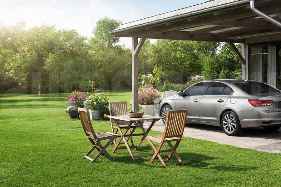 Садовая мебель для дачи рядом с автомобилем у загородного дома