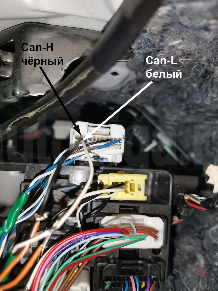 Toyota Aqua Hybrid 2016: CAN на белом разъёме под торпедо