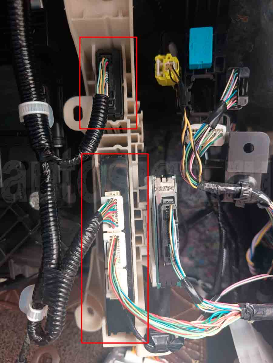 Toyota Avalon Hybrid 2020 — блоки Gateway и Keyless за бардачком