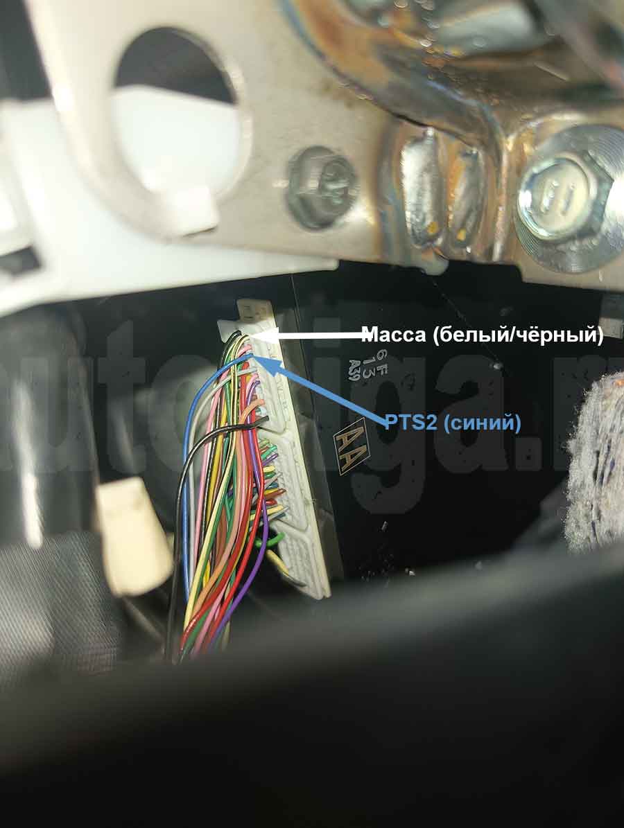 Масса и PTS2 в верхнем разъёме блока keyless Toyota Corolla 2022 Toyota Corolla 2022 – верхний разъём блока keyless с подключением массы и провода PTS2