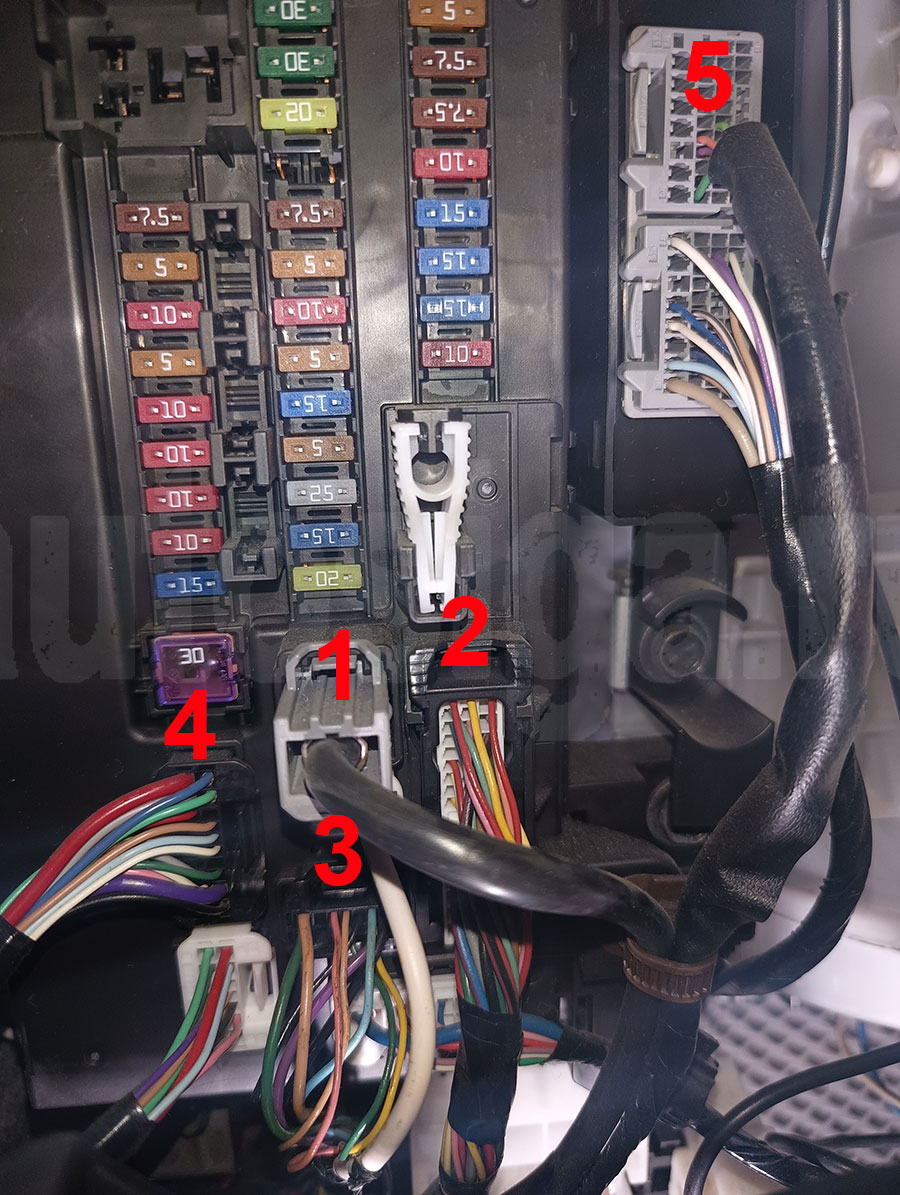 Toyota Roomy 2016-2020 PTS, разъёмы за бардачком для подключения сигнализации