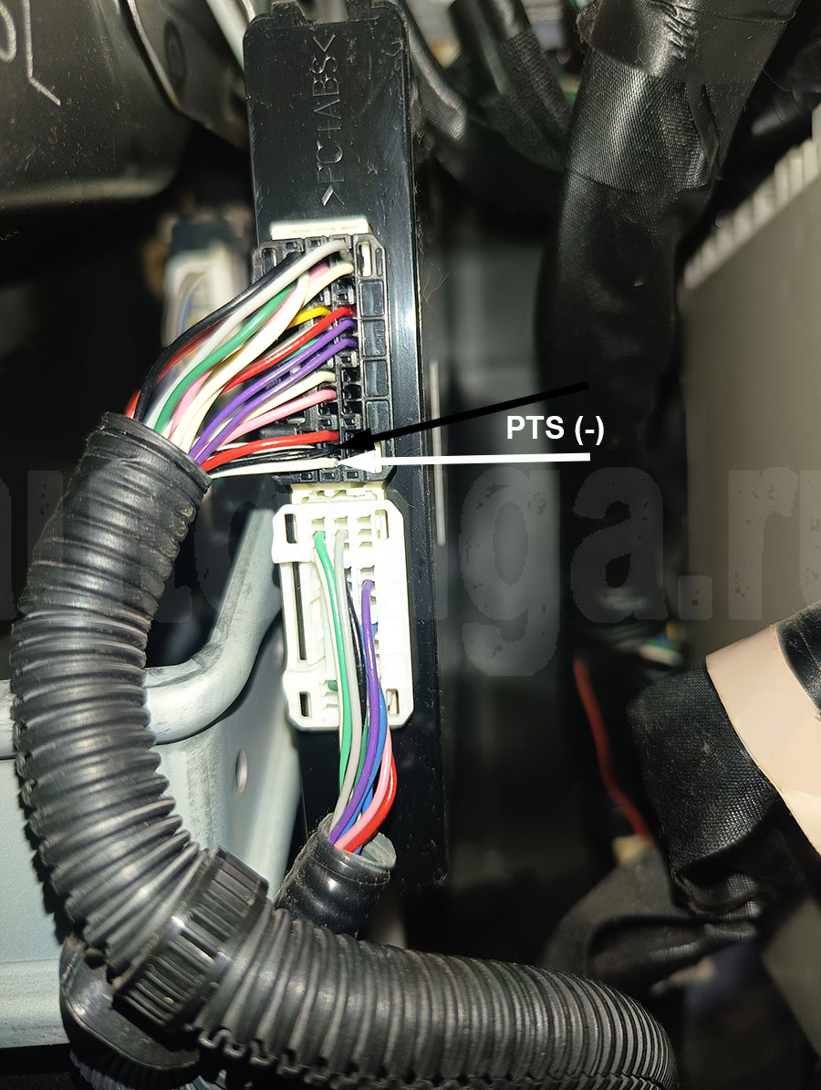 Toyota Wish 2012: провода кнопки Start/Stop на блоке Power Management
