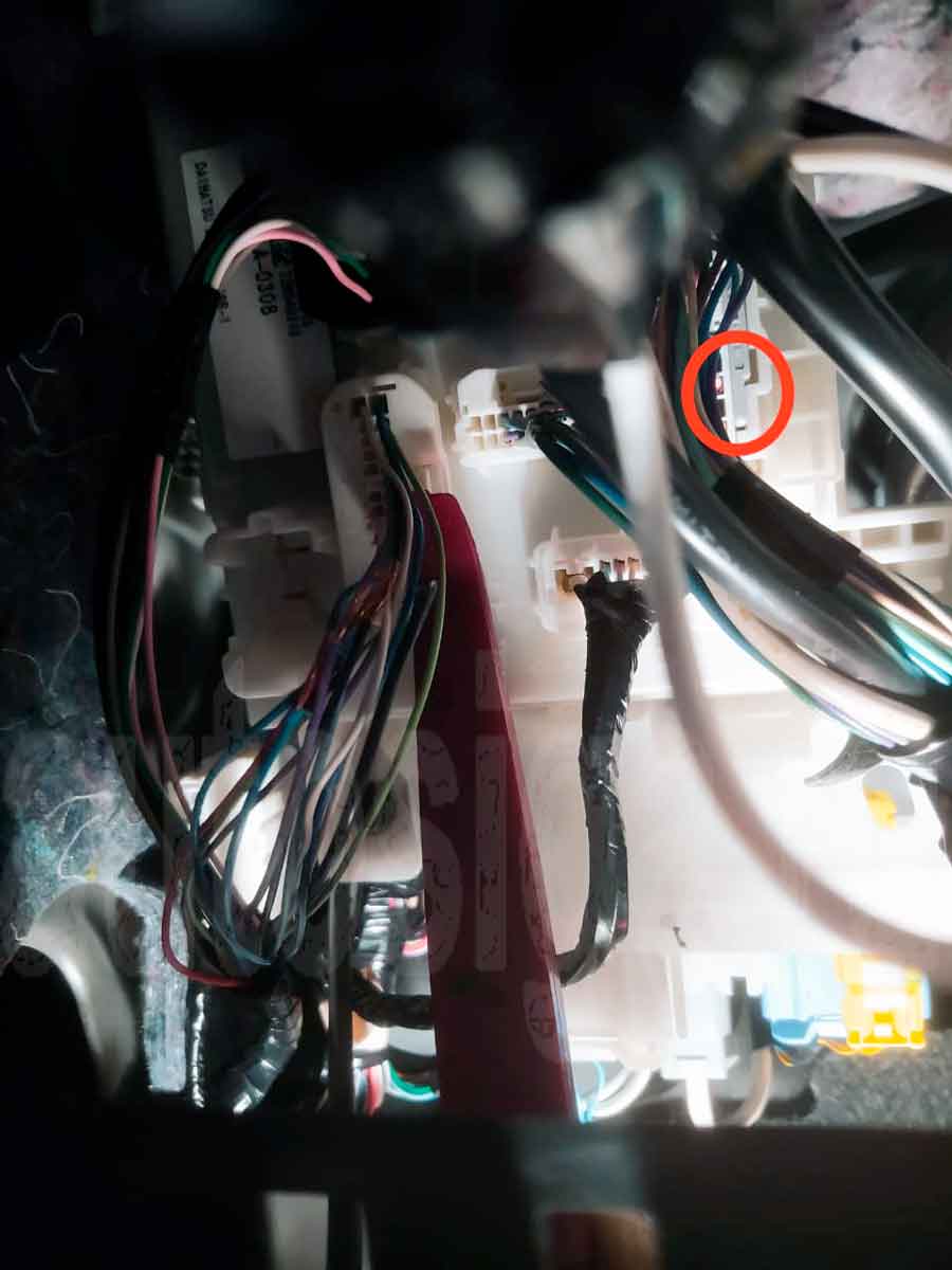 Подключение к концевику капота на Toyota Yaris Sedan 2023