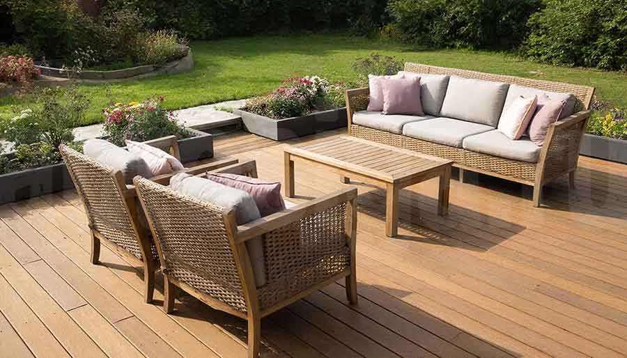 Удобная садовая мебель для дачи в небольшой зоне отдыха на участке