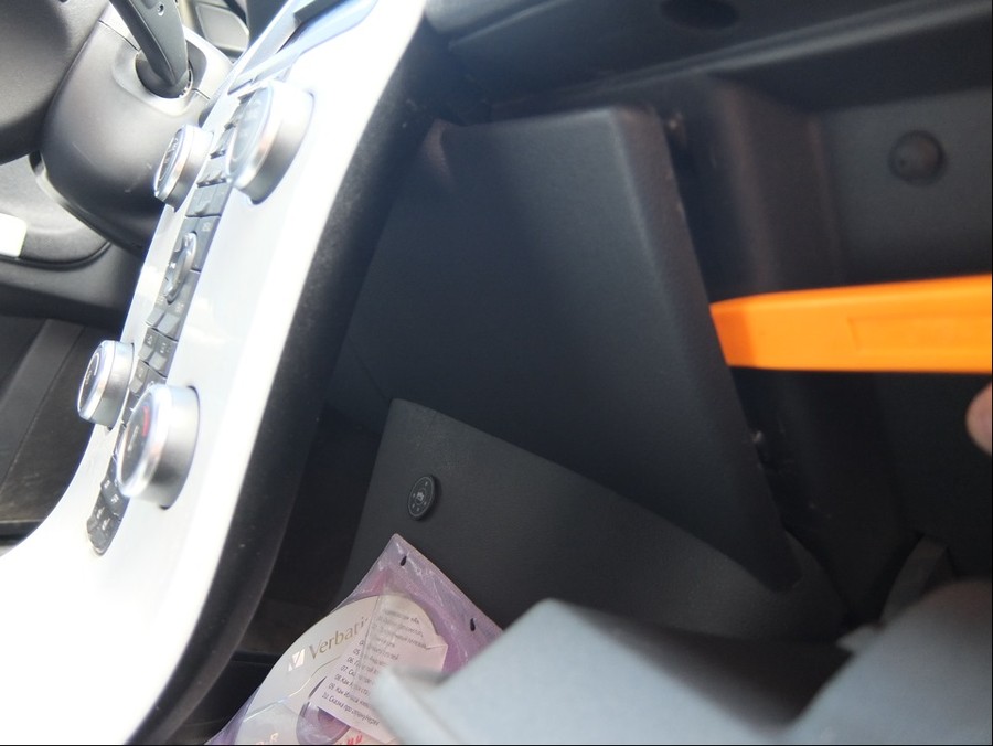 Volvo S40 2008: демонтаж центральной накладки Volvo S40 2008: снятие центральной накладки возле перчаточного ящика