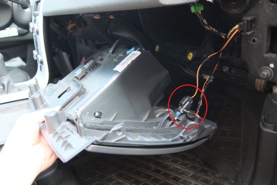 Volvo S40 2008: снятие первой части бардачка Volvo S40 2008: снятие первой части перчаточного ящика и разъёмов