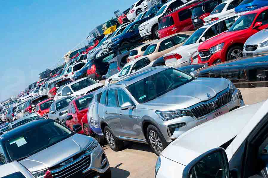 Разнообразие новых авто 2024-2026: есть из чего выбрать Большой выбор новых автомобилей разных марок на стоянке дилера – от азиатских до европейских